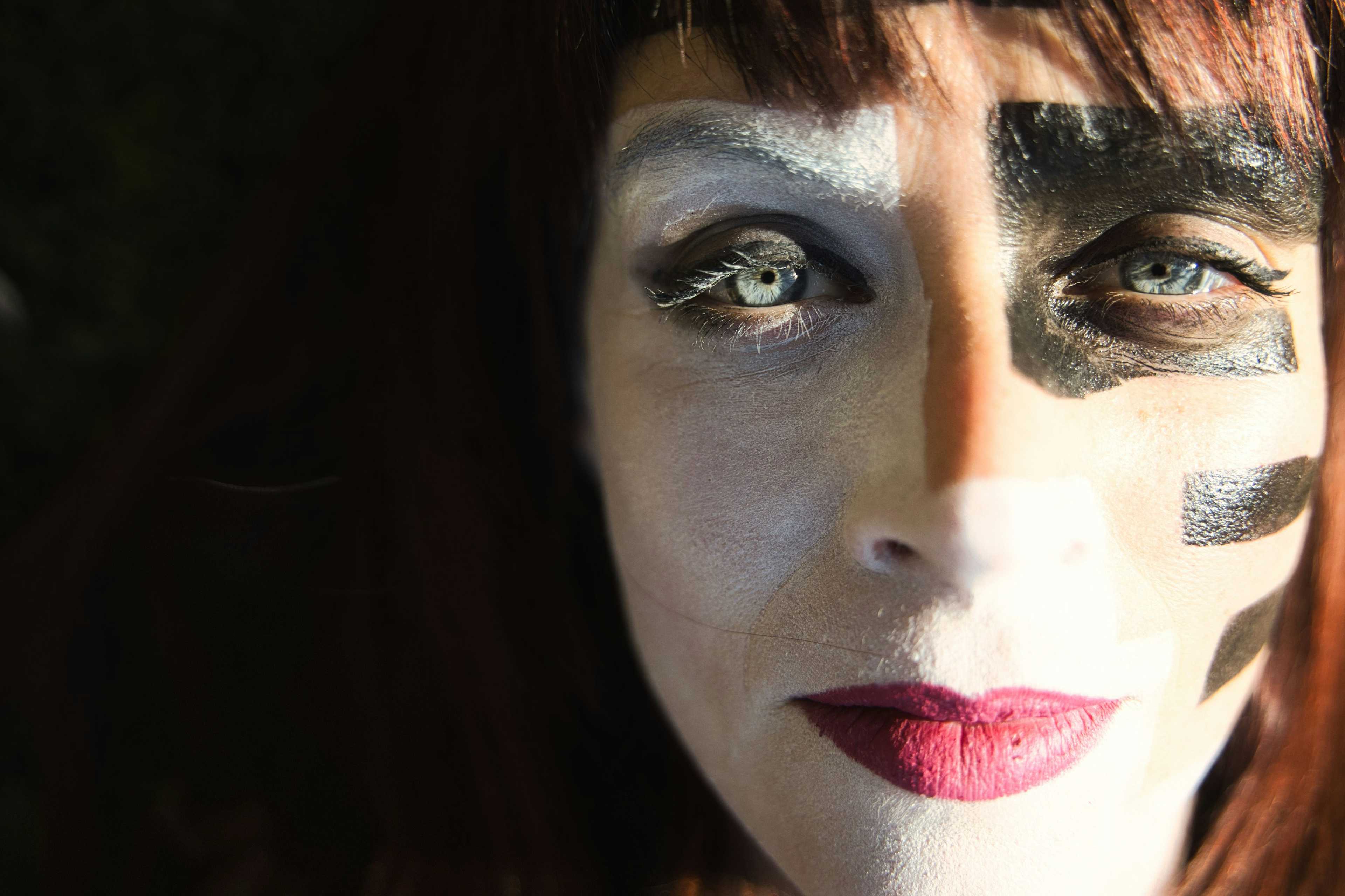Nærbilde av artisten Julie Christmas med svart og hvit sminke i ansiktet